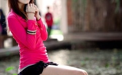 美女抓胸乳摇爆衣动态图